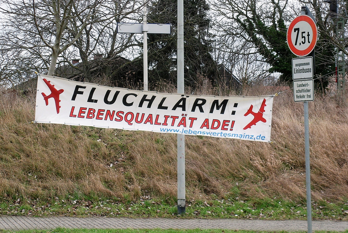 Fluglaerm Banner Marienborn Protestbanner der Anwohner Marienborns gegen Fluglärm, Fluglärm Mainz, ÖDP gegen Fluglärm